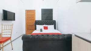 奧隆阿波的住宿－RedDoorz @ St. Catherine Residences Olongapo City，一间卧室配有一张带黑色真皮沙发的床