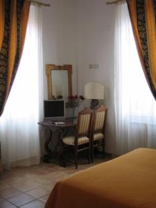 a bedroom with a desk with a computer and a mirror at La Rotella Nel Sacco in Rome