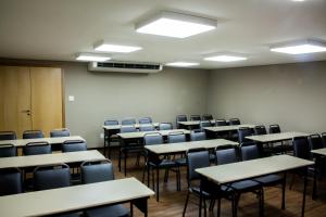 Área de negócios e/ou sala de conferências em BH Raja Hotel