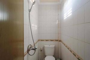 烏布的住宿－Banana Home Stay Ubud，一间带卫生间和淋浴的小浴室