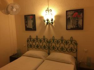 um quarto com duas camas e uma luz na parede em Gayfriendly 2 bedrooms apartment, pet friendly em Torremolinos
