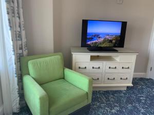 Uma TV ou centro de entretenimento em Marriott Ocean Watch Villas