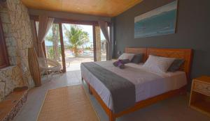 A bed or beds in a room at Manduna Resort