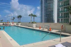 Bazén v ubytování High Floor Unit Located in Brickell - Free Parking nebo v jeho okolí
