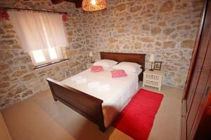 Schlafzimmer mit einem Bett und einem roten Teppich in der Unterkunft Villa Rustica apartment in Ljubač