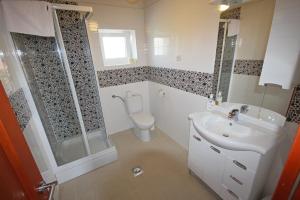ein Badezimmer mit Toilette, Dusche und Waschbecken in der Unterkunft Villa Rustica apartment in Ljubač + 9 Fotos
