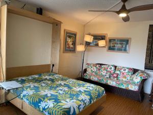 Ένα ή περισσότερα κρεβάτια σε δωμάτιο στο Alii Villas Condominiums