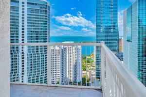 En balkon eller terrasse på 40th Floor Priceless Unit Central Location