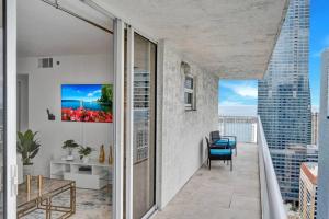 En balkon eller terrasse på 40th Floor Priceless Unit Central Location