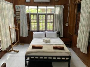 เตียงในห้องที่ kwanlah homestay