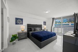 une chambre avec un lit bleu et une fenêtre dans l'établissement Amazing location W Parking in Miami, à Miami 19 autres photos
