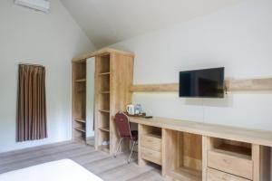 TV a/nebo společenská místnost v ubytování Urbanview Resort Kampoeng Media Yogyakarta by RedDoorz