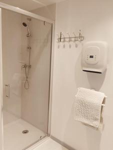 y baño con ducha y puerta de cristal. en LOFT Le chant des Oiseaux proche Mont St Michel, en Pleine-Fougères