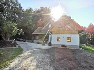 Ein Haus mit Sonne hinter ihm in der Unterkunft Ferienhaus Grabenhansl in Stubenberg