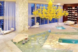 sala de estar con lámpara de araña y piscina en Iconic Icon W Unit - Pool & Ocean Views, en Miami