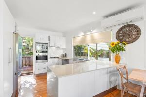 Kuchyň nebo kuchyňský kout v ubytování Ferguson St The Beach House Cosy Cottage with Pool