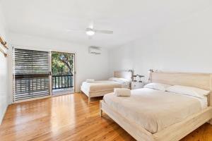 Postel nebo postele na pokoji v ubytování Ferguson St The Beach House Cosy Cottage with Pool + 10 fotografií