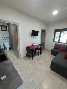 Televízia a/alebo spoločenská miestnosť v ubytovaní Nikos & Patras Houses + 24 fotografií