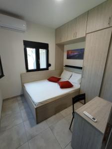 Posteľ alebo postele v izbe v ubytovaní Nikos & Patras Houses