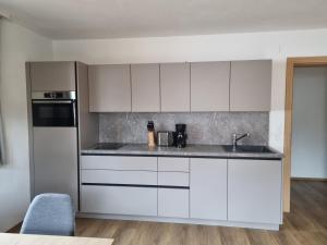 Kuchnia lub aneks kuchenny w obiekcie Greidlhof Alpstyle Apartments