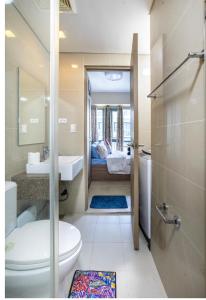 Un baño de Studio at Newport World Airport Area Prime Location