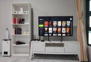 TV a/nebo společenská místnost v ubytování JESSELTON QUAY SEA VIEW