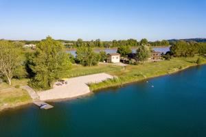 an aerial view of a river with a resort at Au bord de l'eau - Grande maison - Baurech Insolite in Baurech