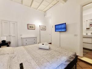 um quarto com uma cama grande e uma televisão na parede em Trastevere Rome’s Heart charming apartment 88 em Roma