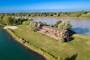 eine Luftansicht eines Hauses auf einer Insel im Wasser in der Unterkunft Au bord de l'eau - Grande maison - Baurech Insolite in Baurech