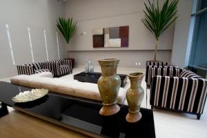 Uma área de estar em BH Raja Hotel