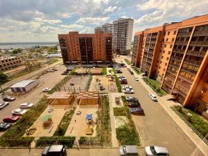 una vista aérea de una calle de la ciudad con edificios en Новостройка с дизайнерским ремонтом, en Petropavlovsk