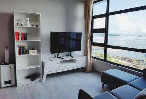 TV a/nebo společenská místnost v ubytování JESSELTON QUAY SEA VIEW