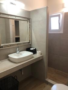 A bathroom at Venetia apartment