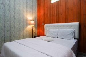 En eller flere senge i et værelse på RedDoorz Syariah near RS Mitra Siaga