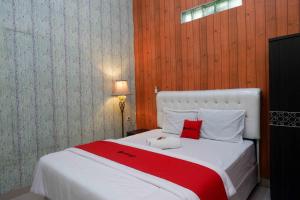 Ліжко або ліжка в номері RedDoorz Syariah near RS Mitra Siaga