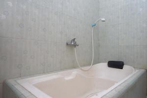 Et badeværelse på RedDoorz Syariah near RS Mitra Siaga