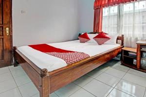Giường trong phòng chung tại SPOT ON 91214 Desa Wisata Pandean