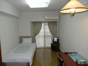 Un pat sau paturi într-o cameră la Weekly Green In Namba