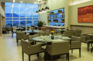 Uma área de estar em BH Raja Hotel