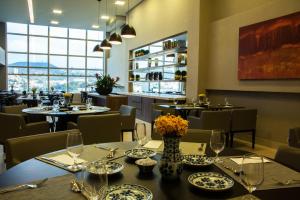 Um restaurante ou outro lugar para comer em BH Raja Hotel