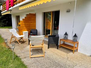 a group of chairs sitting outside of a house at Appartement 2-pieces à Verbier in Verbier +5 photos