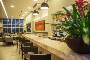 Um restaurante ou outro lugar para comer em BH Raja Hotel