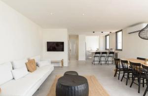 Gallery image of Stylish & Spacious 3 bedroom apartment by the Sea in Netanya