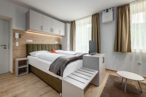 A bed or beds in a room at Villa Fauster Pustrabase