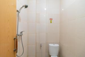 W łazience znajduje się prysznic i toaleta. w obiekcie RedDoorz near Palembang Trade Center 4 w mieście Sukarami