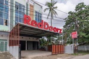 ein rotes Schild auf der Vorderseite eines Gebäudes in der Unterkunft RedDoorz near Palembang Trade Center 4 in Sukarami