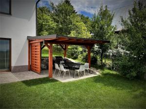 Vonkajšia záhrada v ubytovaní Apartmán Svárov