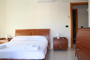1 dormitorio con 1 cama y vestidor con 2 toallas en B&B Lidia en Termoli