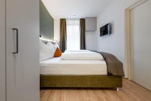 A bed or beds in a room at Villa Fauster Pustrabase