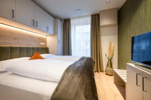A bed or beds in a room at Villa Fauster Pustrabase